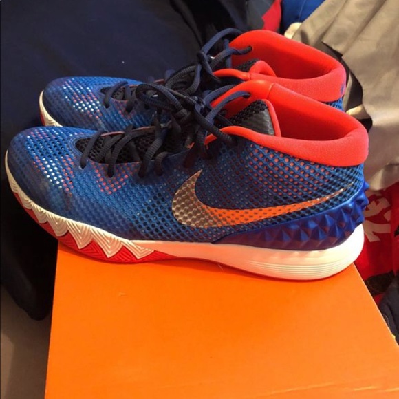 Kyries - Picture 2 of 3